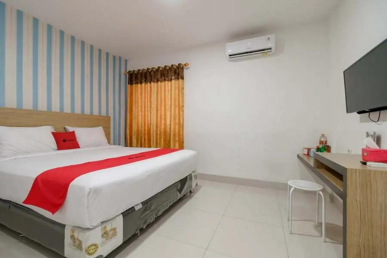 Reddoorz Plus @ Cemara Asri Medan Exterior foto